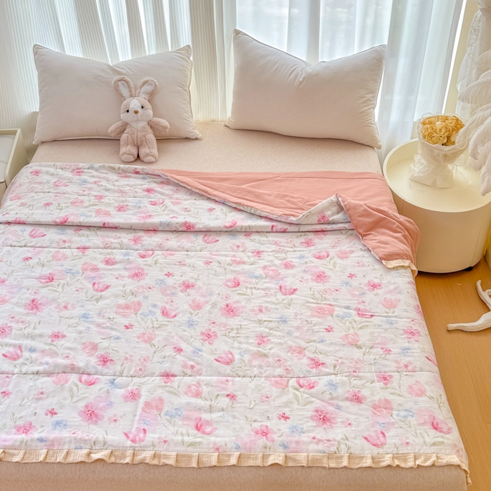 91家纺网 家纺一手货源 找家纺 疆东 2026新款韩版花边A类全棉双层纱单夏被 配包装 春日颂