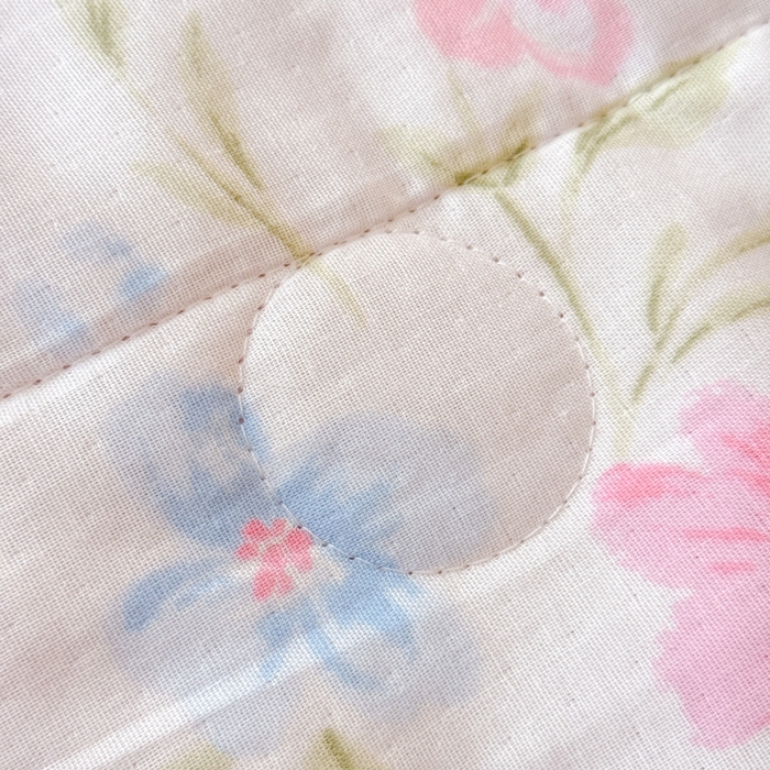 91家纺网 家纺一手货源 找家纺 疆东 2026新款韩版花边A类全棉双层纱单夏被 配包装 春日颂