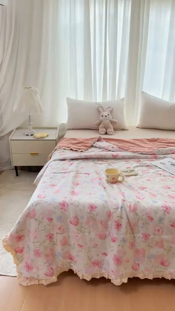 91家纺网 家纺一手货源 找家纺 疆东 2026新款韩版花边A类全棉双层纱单夏被 配包装 春日颂