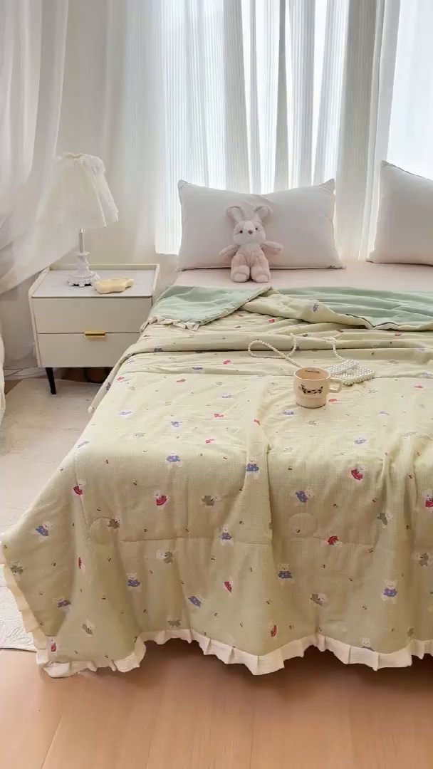 91家纺网 家纺一手货源 找家纺 疆东 2026新款韩版花边A类全棉双层纱单夏被 配包装 领带小熊