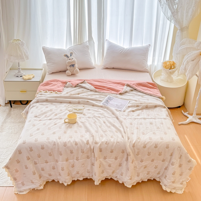 91家纺网 家纺一手货源 找家纺 疆东 2026新款韩版花边A类全棉双层纱单夏被 配包装 兔宝宝