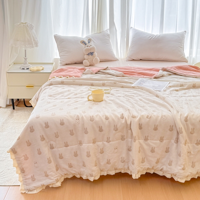 91家纺网 家纺一手货源 找家纺 疆东 2026新款韩版花边A类全棉双层纱单夏被 配包装 兔宝宝