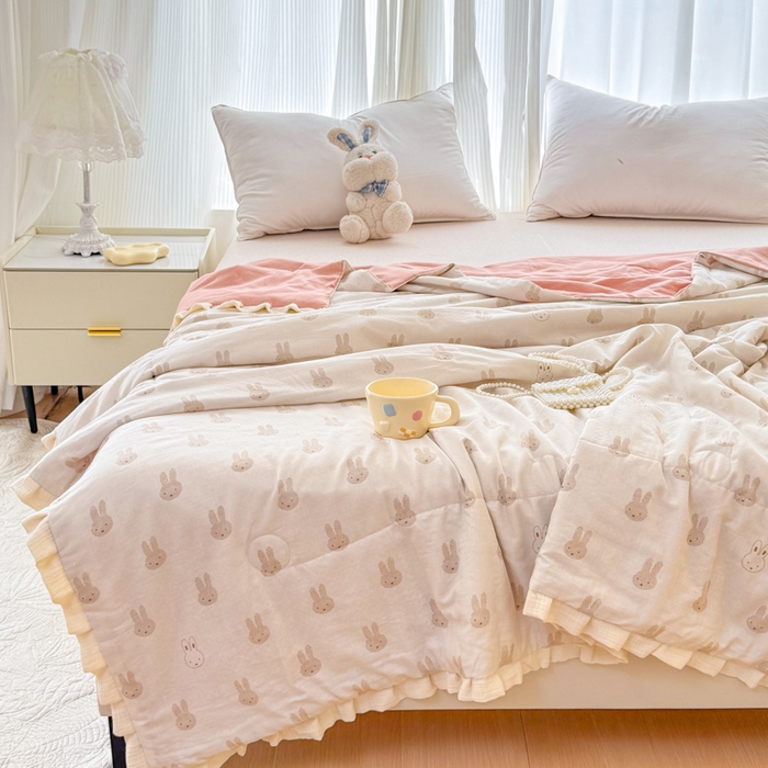 91家纺网 家纺一手货源 找家纺 疆东 2026新款韩版花边A类全棉双层纱单夏被 配包装 兔宝宝
