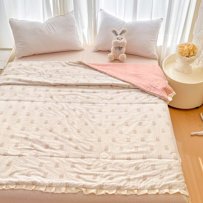 91家纺网 家纺一手货源 找家纺 疆东 2026新款韩版花边A类全棉双层纱单夏被 配包装 兔宝宝