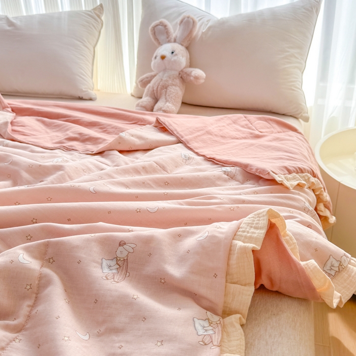 91家纺网 家纺一手货源 找家纺 疆东 2026新款韩版花边A类全棉双层纱单夏被 配包装 兔兔晚安