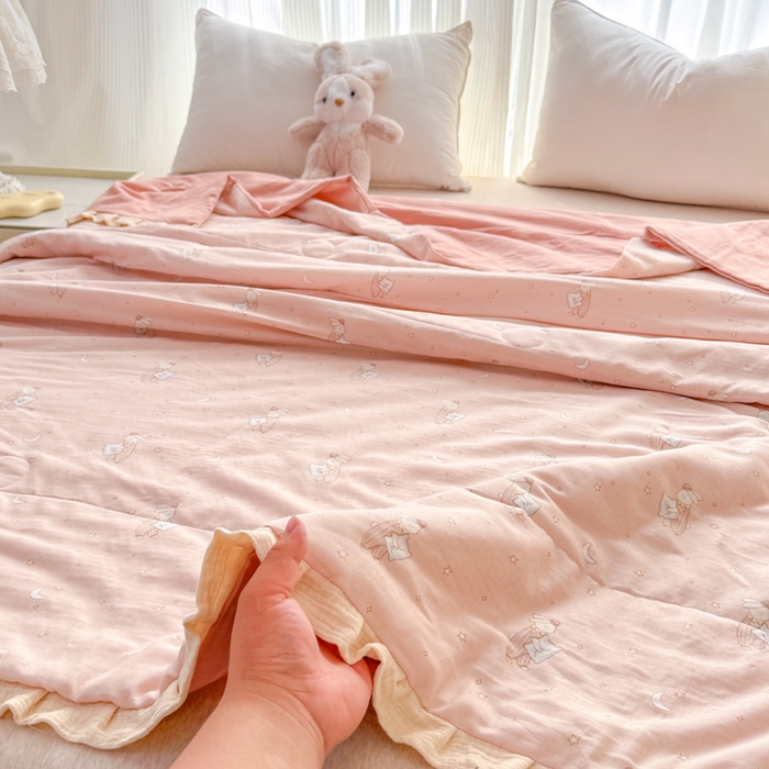 91家纺网 家纺一手货源 找家纺 疆东 2026新款韩版花边A类全棉双层纱单夏被 配包装 兔兔晚安