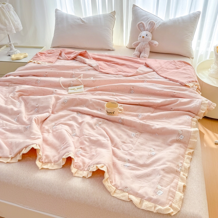 91家纺网 家纺一手货源 找家纺 疆东 2026新款韩版花边A类全棉双层纱单夏被 配包装 兔兔晚安