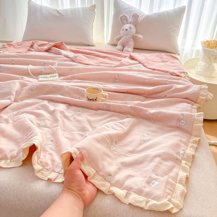 91家纺网 家纺一手货源 找家纺 疆东 2026新款韩版花边A类全棉双层纱单夏被 配包装 兔兔晚安