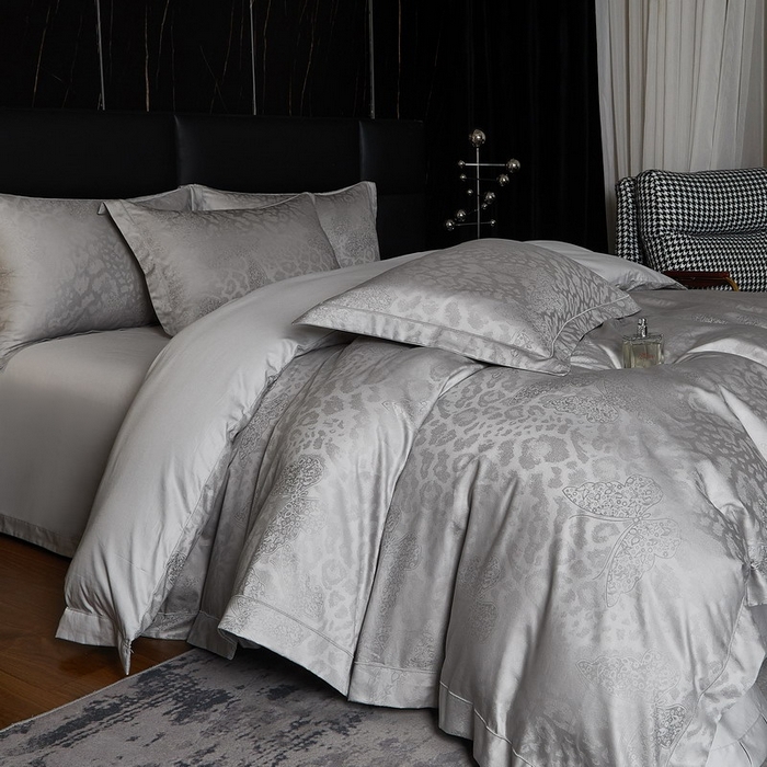 91家纺网 家纺一手货源 找家纺 金纱玉纺家纺 2026春夏新款全棉纯棉提花工艺四件套 豹纹蝶舞-亚麻灰