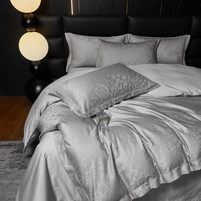 91家纺网 家纺一手货源 找家纺 金纱玉纺家纺 2026春夏新款全棉纯棉提花工艺四件套 豹纹蝶舞-亚麻灰