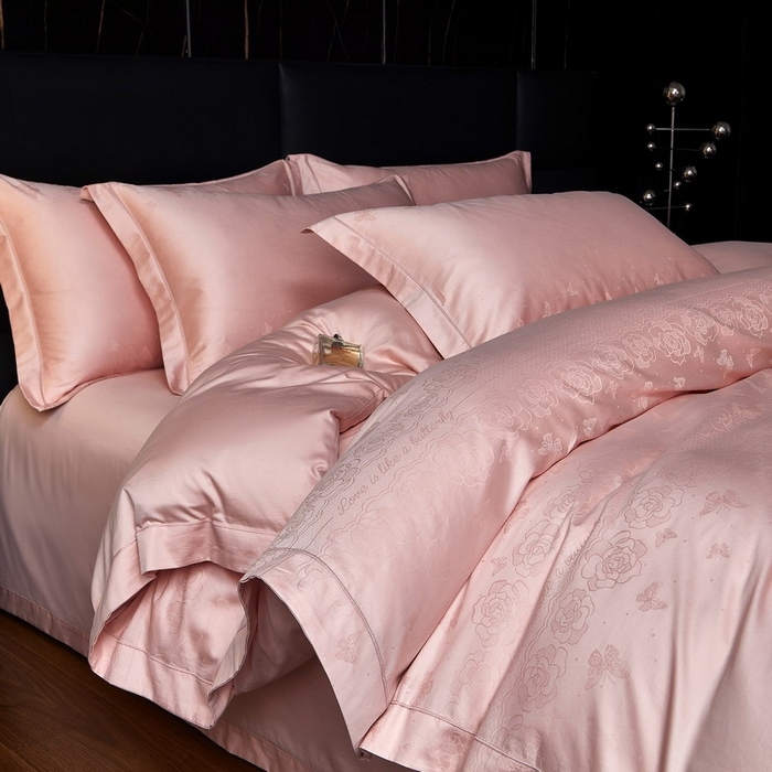 91家纺网 家纺一手货源 找家纺 金纱玉纺家纺 2026春夏新款全棉纯棉提花工艺四件套 花间私语-初恋粉