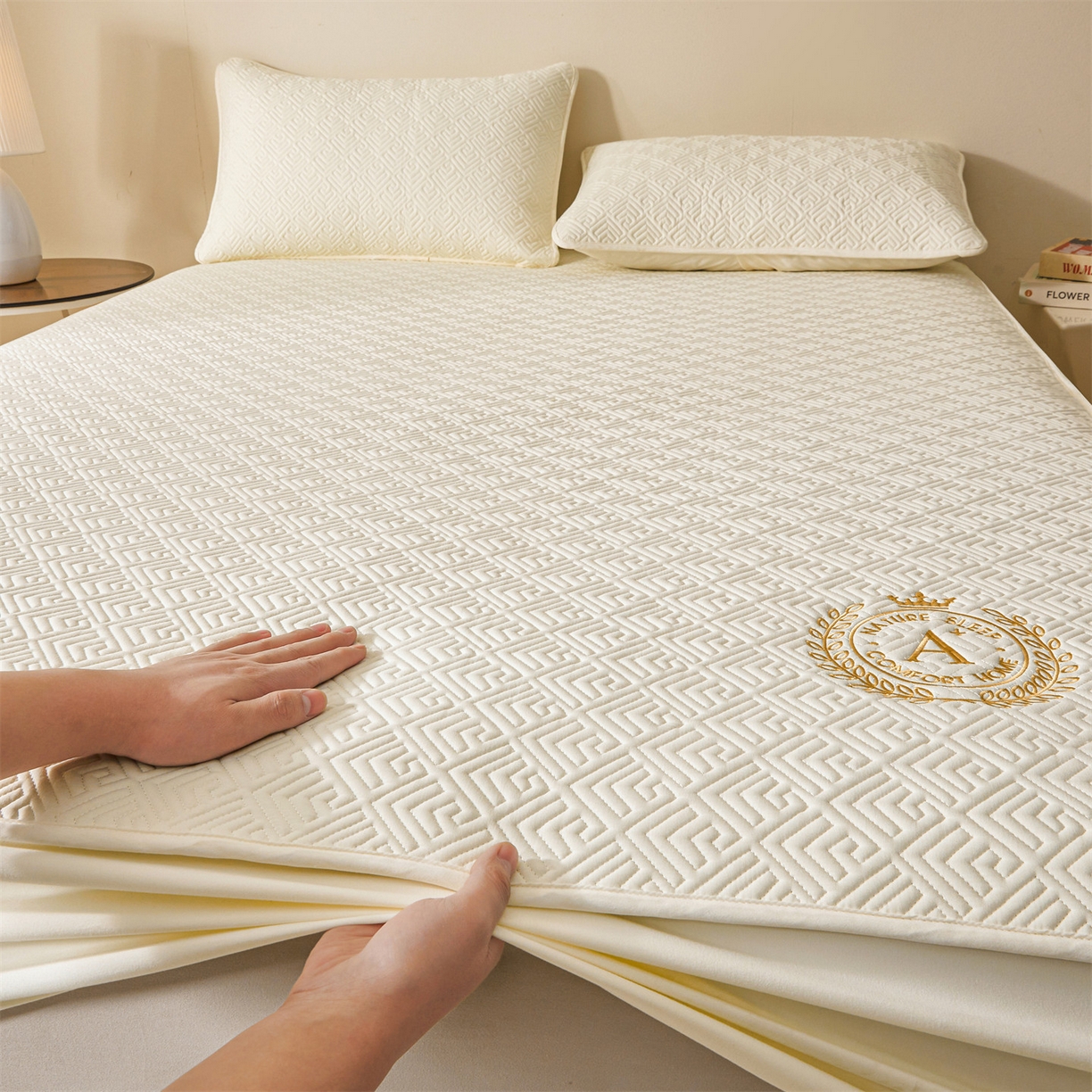 91家纺网 家纺一手货源 找家纺 居眠 2026新款防水夹棉床笠-云梦系列 云梦-白