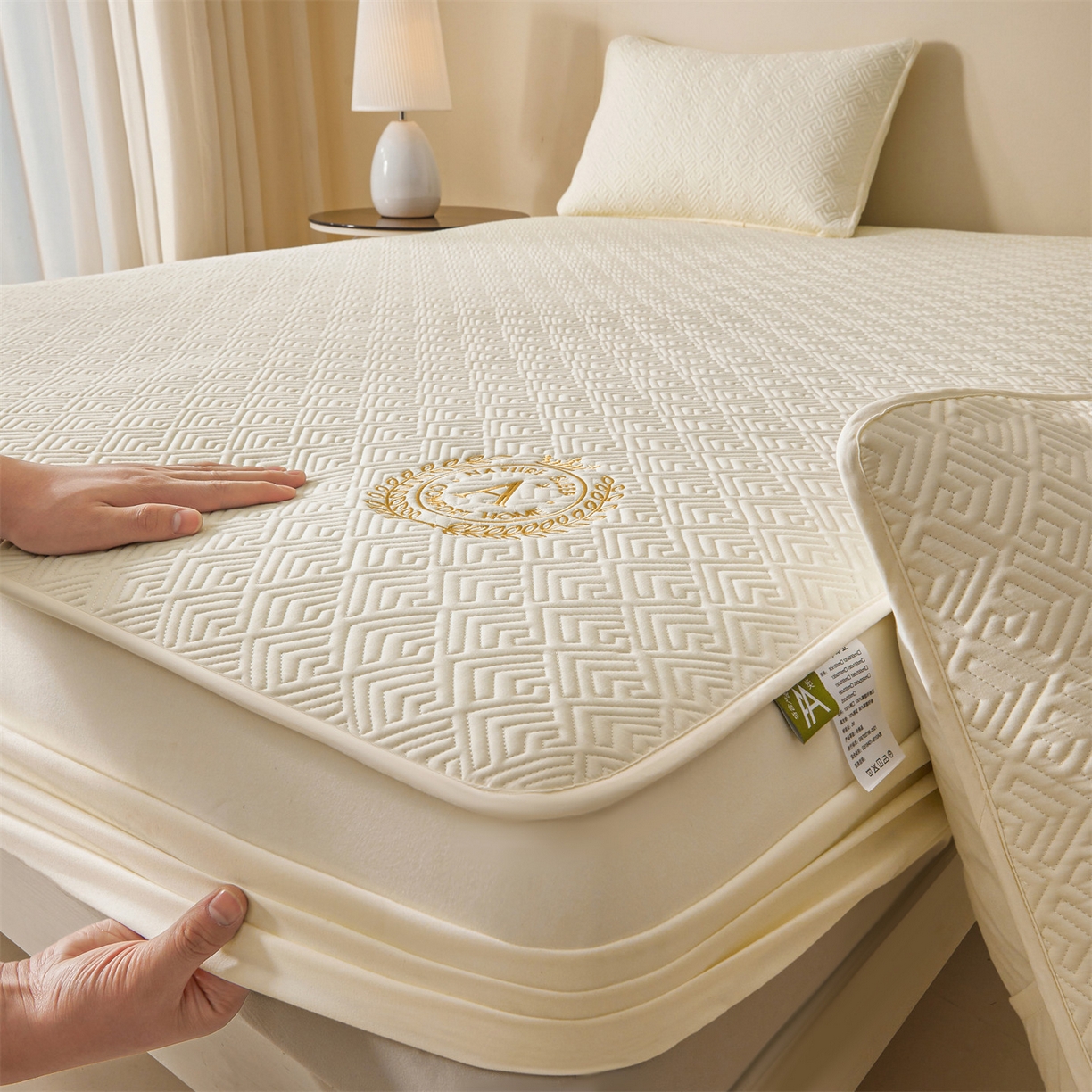 91家纺网 家纺一手货源 找家纺 居眠 2026新款防水夹棉床笠-云梦系列 云梦-白