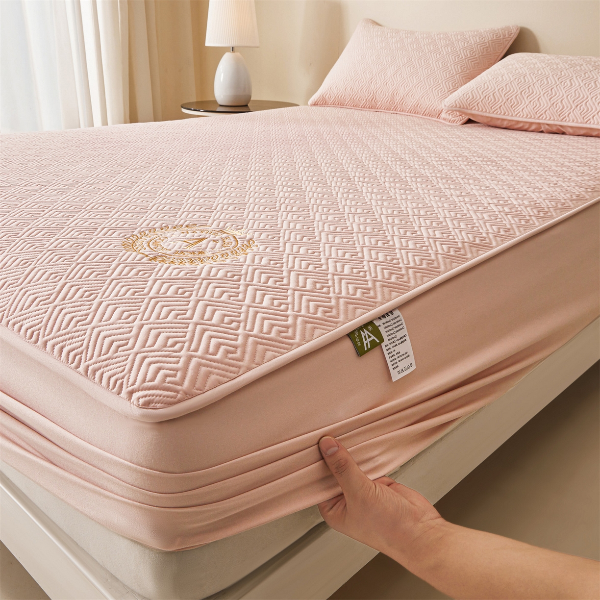 91家纺网 家纺一手货源 找家纺 居眠 2026新款防水夹棉床笠-云梦系列 云梦-粉