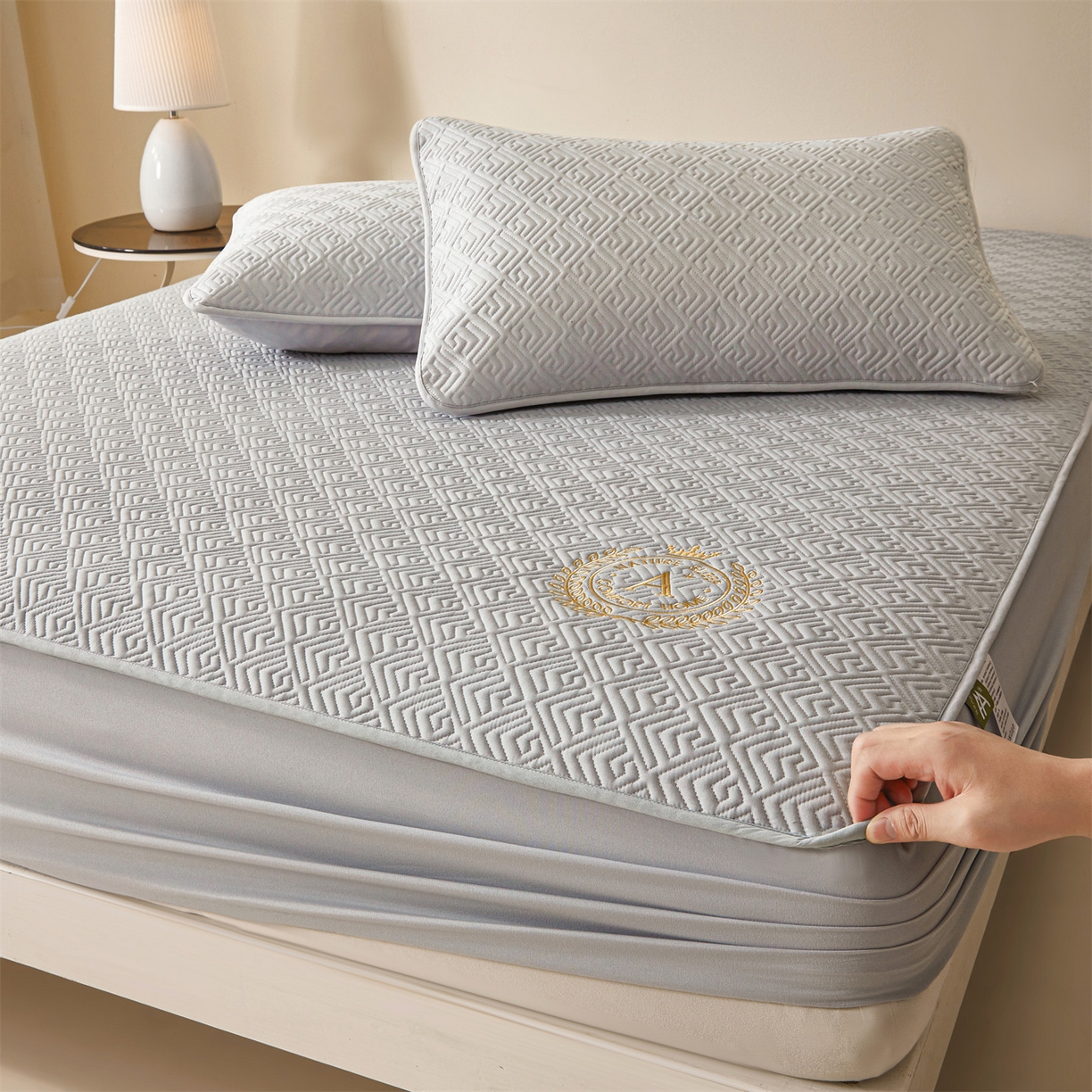 91家纺网 家纺一手货源 找家纺 居眠 2026新款防水夹棉床笠-云梦系列 云梦-灰