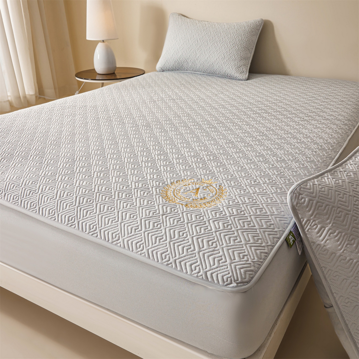 91家纺网 家纺一手货源 找家纺 居眠 2026新款防水夹棉床笠-云梦系列 云梦-灰