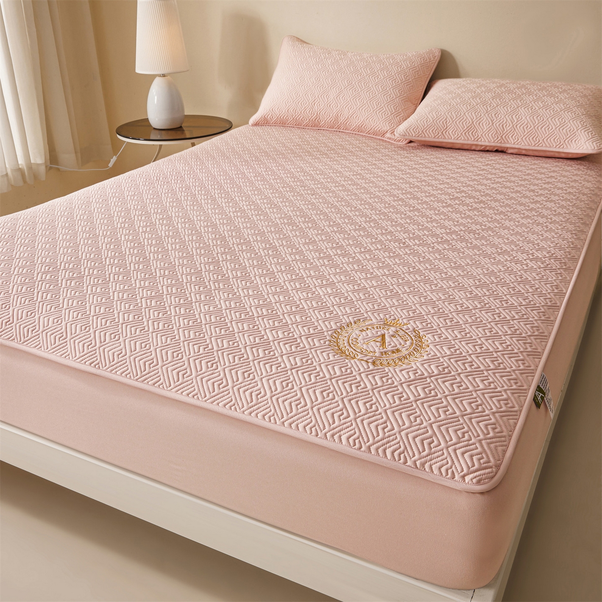 91家纺网 家纺一手货源 找家纺 居眠 2026新款防水夹棉床笠-云梦系列 云梦-粉