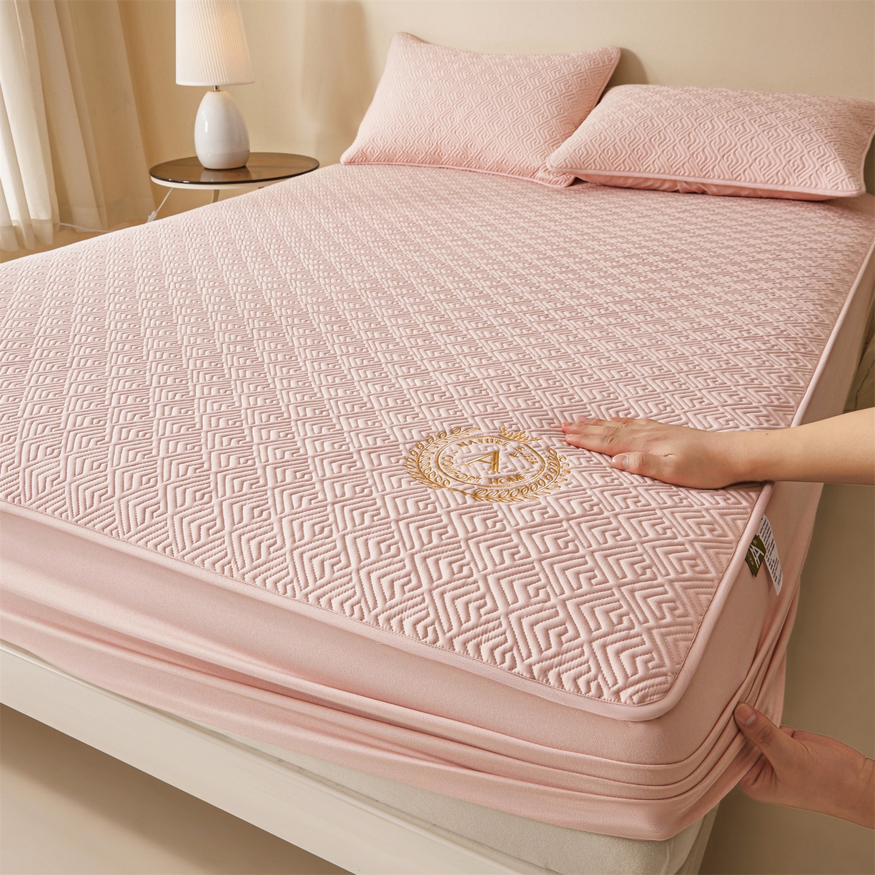 91家纺网 家纺一手货源 找家纺 居眠 2026新款防水夹棉床笠-云梦系列 云梦-粉