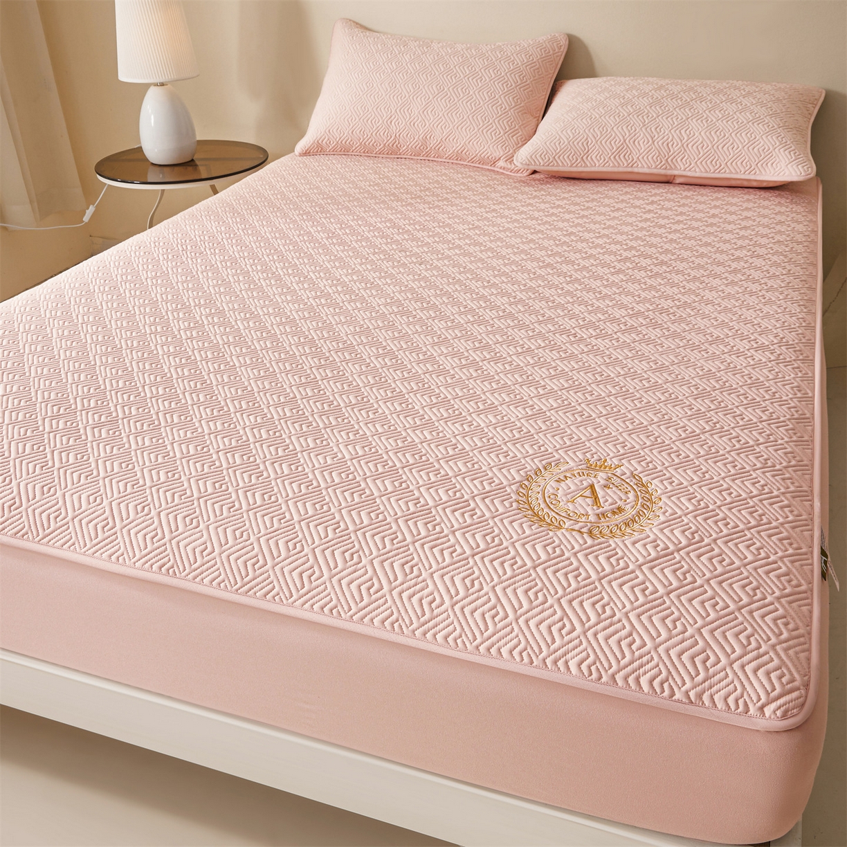 91家纺网 家纺一手货源 找家纺 居眠 2026新款防水夹棉床笠-云梦系列 云梦-粉