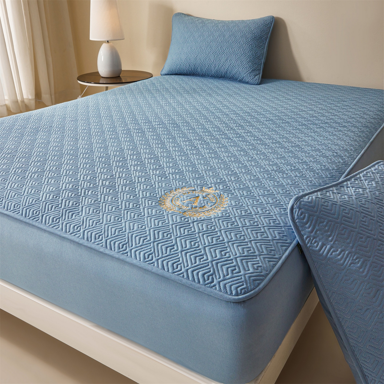 91家纺网 家纺一手货源 找家纺 居眠 2026新款防水夹棉床笠-云梦系列 云梦-蓝