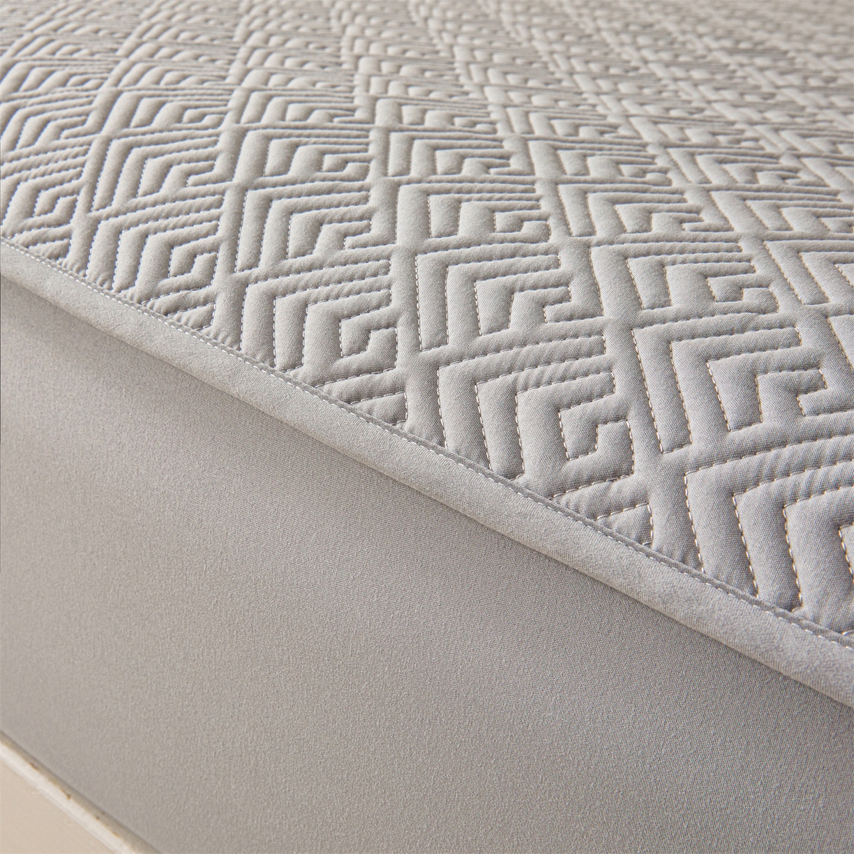 91家纺网 家纺一手货源 找家纺 居眠 2026新款防水夹棉床笠-云梦系列 云梦-灰