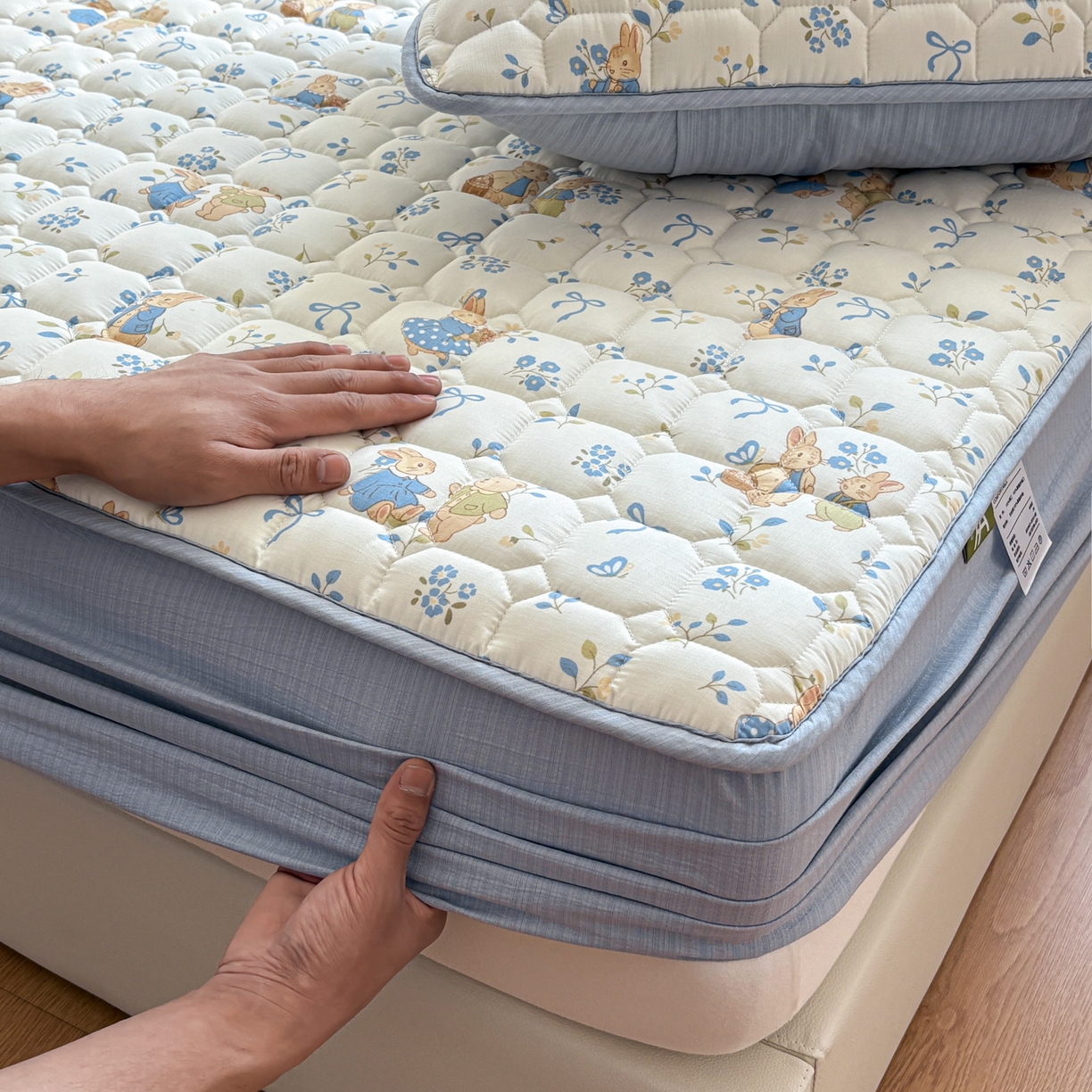 91家纺网 家纺一手货源 找家纺 居眠 2026新款印花皱皱纱夹棉床笠 春日来信