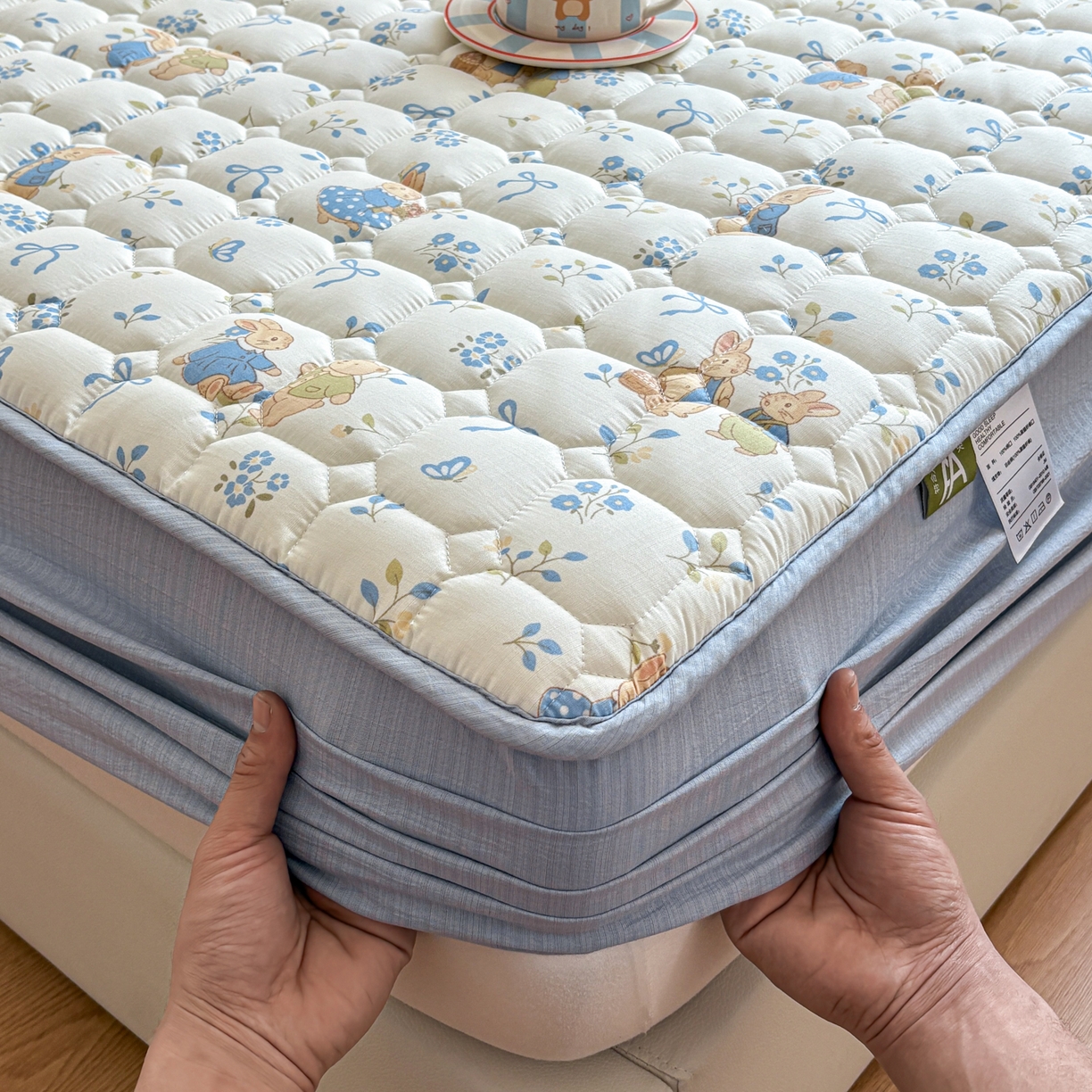 91家纺网 家纺一手货源 找家纺 居眠 2026新款印花皱皱纱夹棉床笠 春日来信