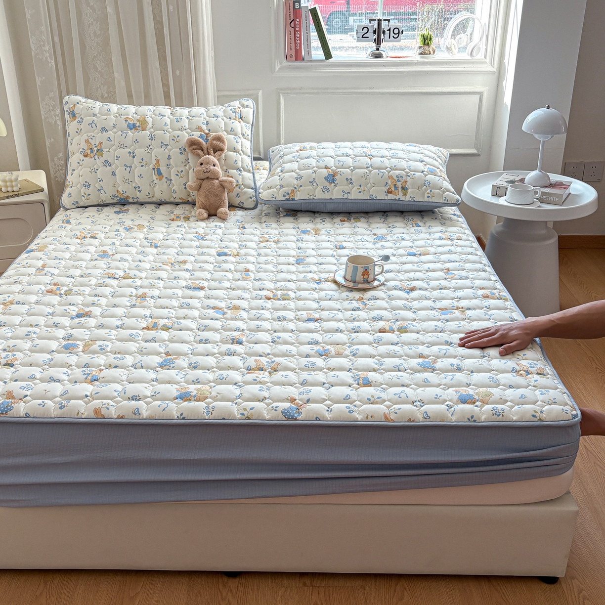 91家纺网 家纺一手货源 找家纺 居眠 2026新款印花皱皱纱夹棉床笠 春日来信