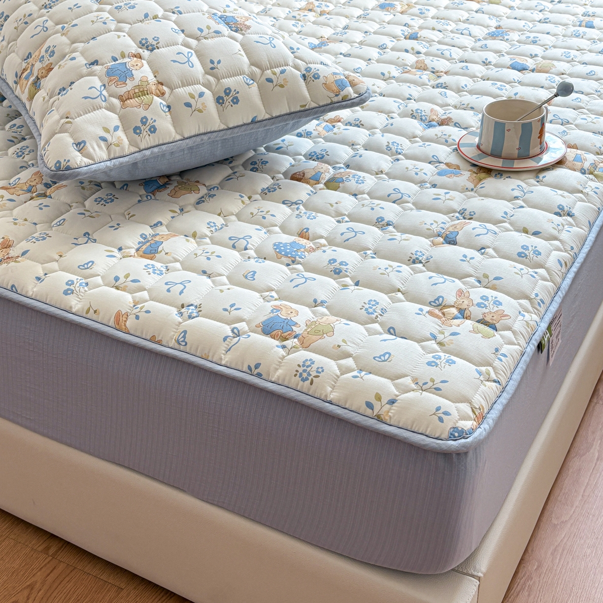 91家纺网 家纺一手货源 找家纺 居眠 2026新款印花皱皱纱夹棉床笠 春日来信