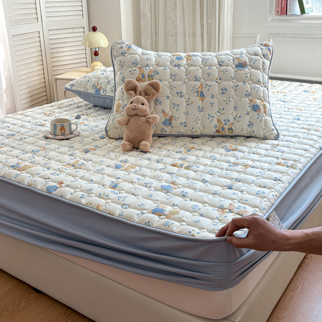 91家纺网 家纺一手货源 找家纺 居眠 2026新款印花皱皱纱夹棉床笠 春日来信