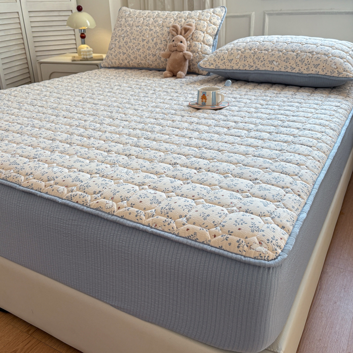 91家纺网 家纺一手货源 找家纺 居眠 2026新款印花皱皱纱夹棉床笠 森林舞会