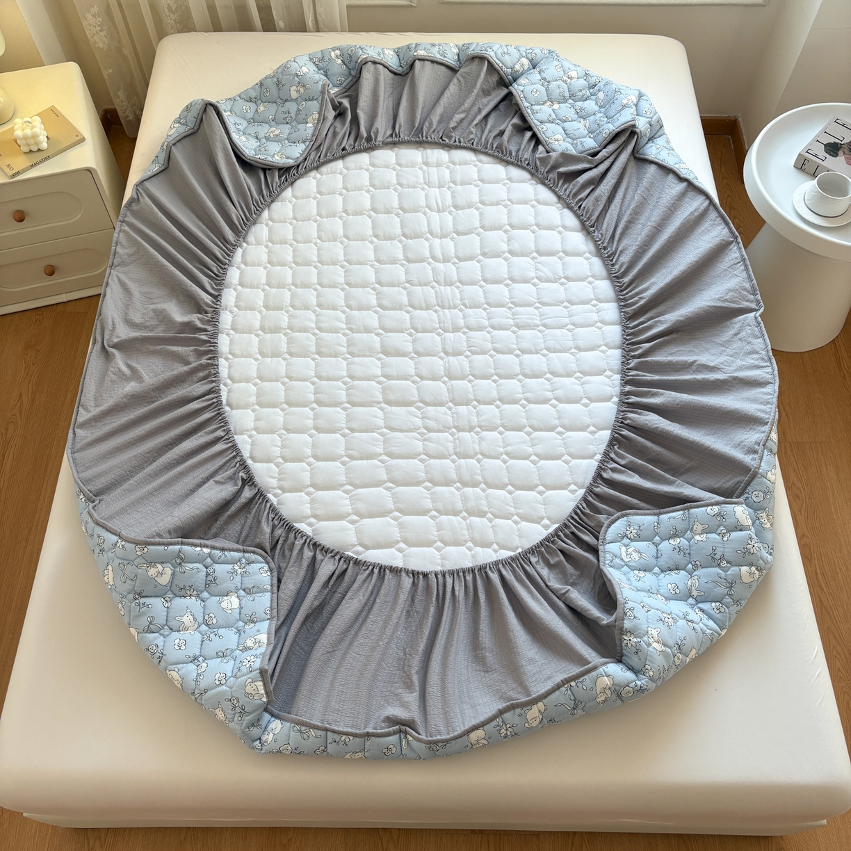 91家纺网 家纺一手货源 找家纺 居眠 2026新款印花皱皱纱夹棉床笠 甜兔派对