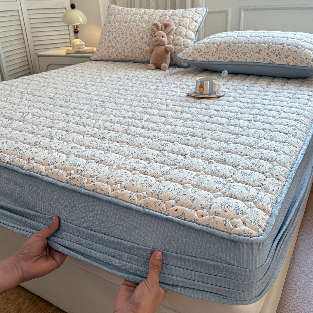 91家纺网 家纺一手货源 找家纺 居眠 2026新款印花皱皱纱夹棉床笠 森林舞会