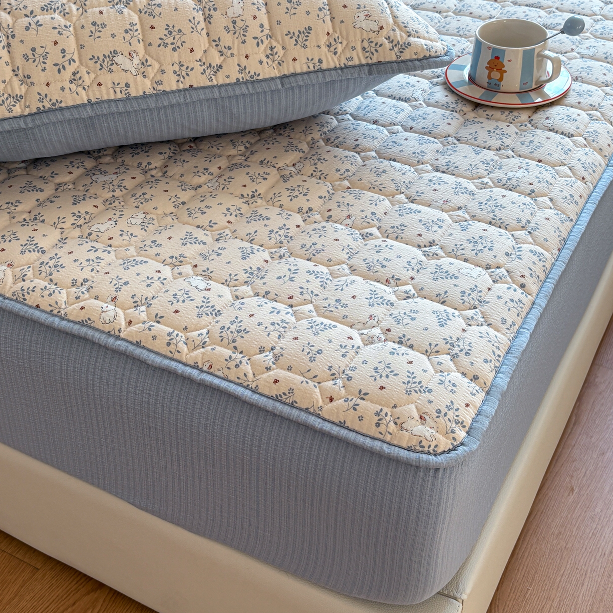 91家纺网 家纺一手货源 找家纺 居眠 2026新款印花皱皱纱夹棉床笠 森林舞会