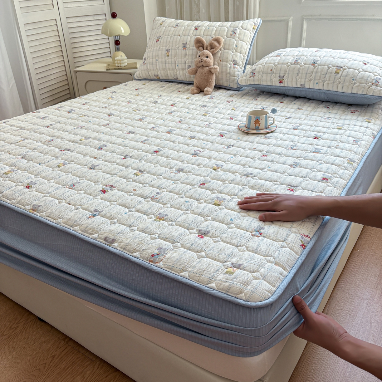 91家纺网 家纺一手货源 找家纺 居眠 2026新款印花皱皱纱夹棉床笠 开心小象