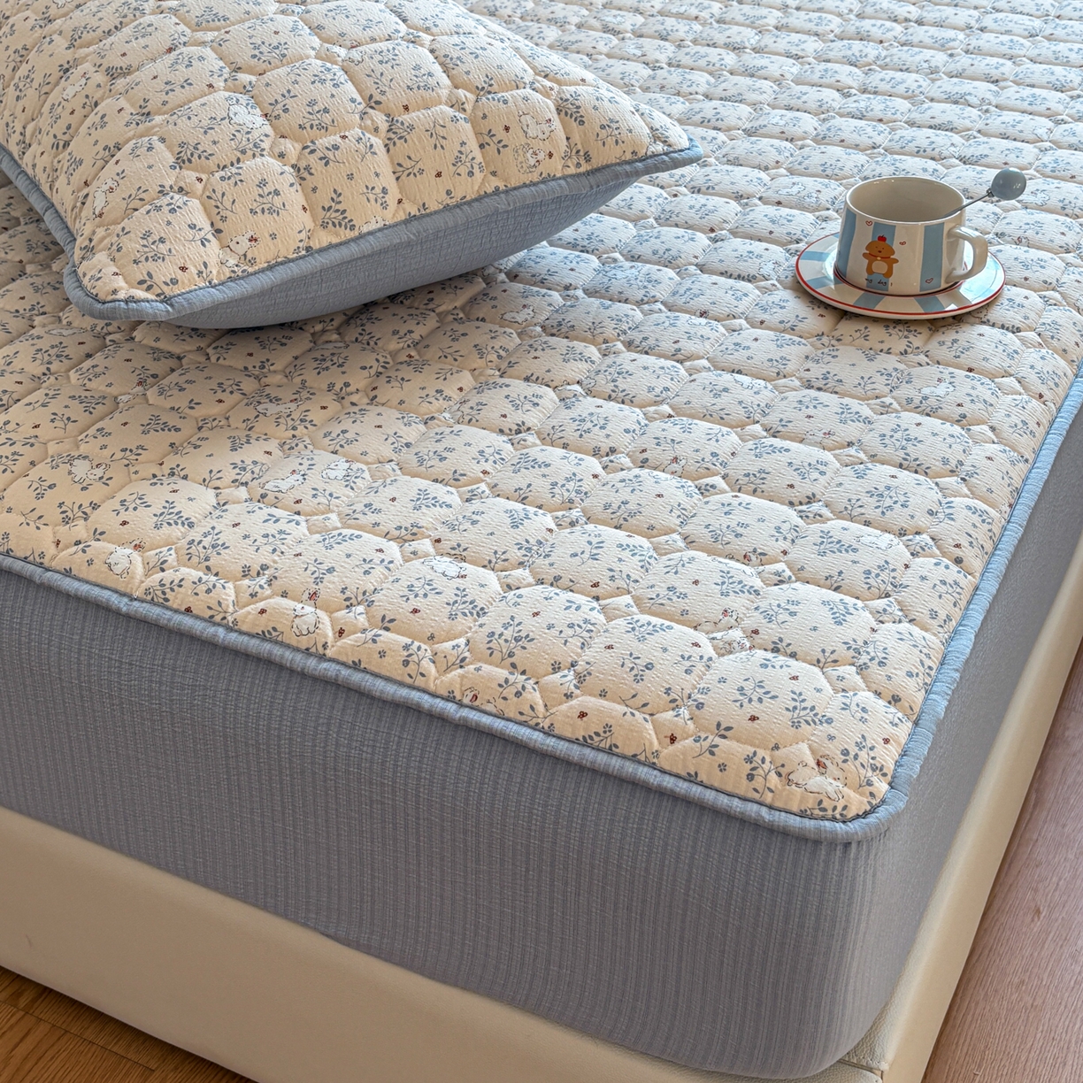 91家纺网 家纺一手货源 找家纺 居眠 2026新款印花皱皱纱夹棉床笠 森林舞会