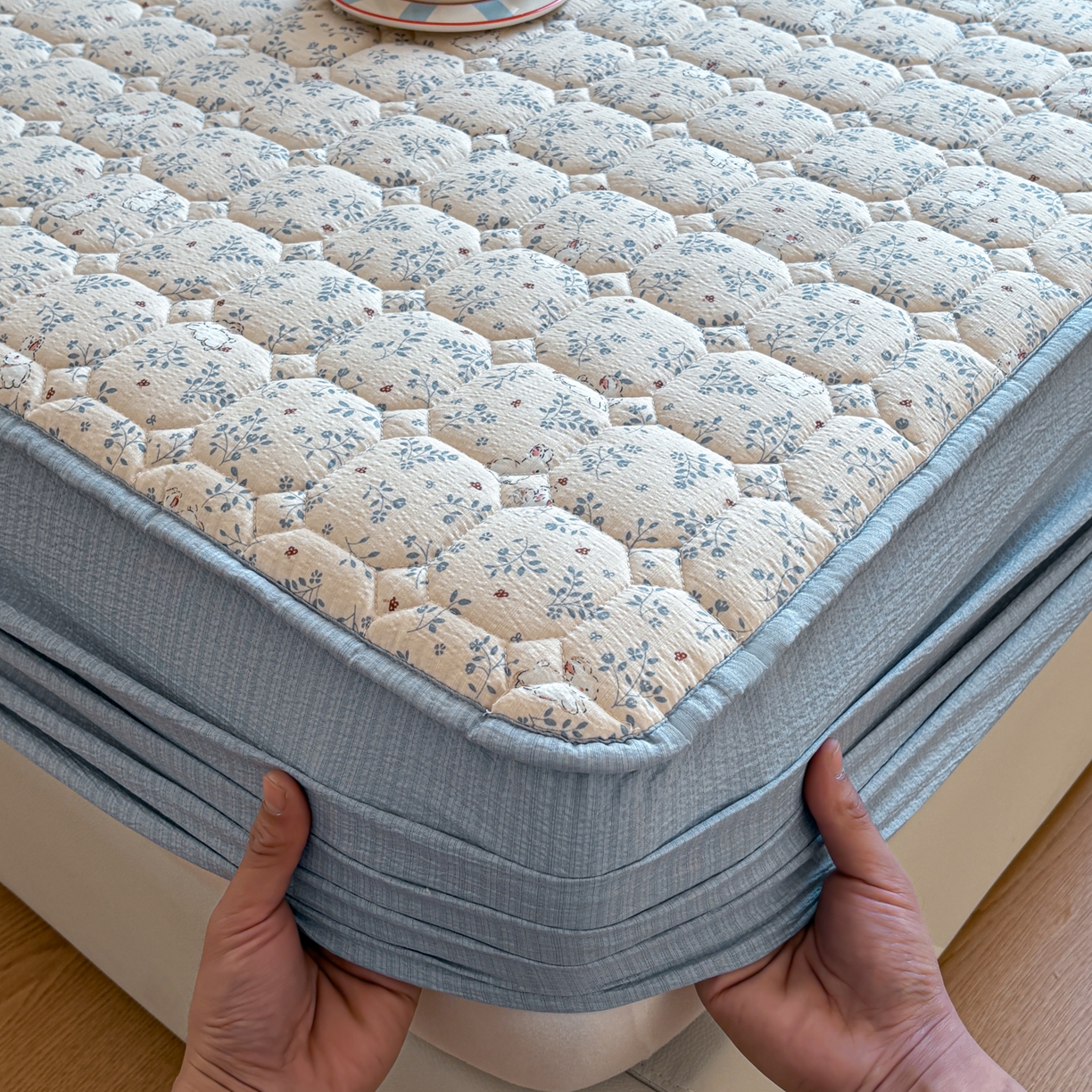 91家纺网 家纺一手货源 找家纺 居眠 2026新款印花皱皱纱夹棉床笠 森林舞会