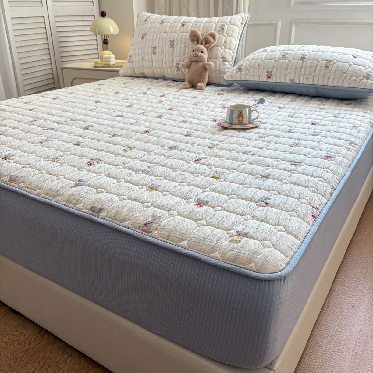 91家纺网 家纺一手货源 找家纺 居眠 2026新款印花皱皱纱夹棉床笠 开心小象