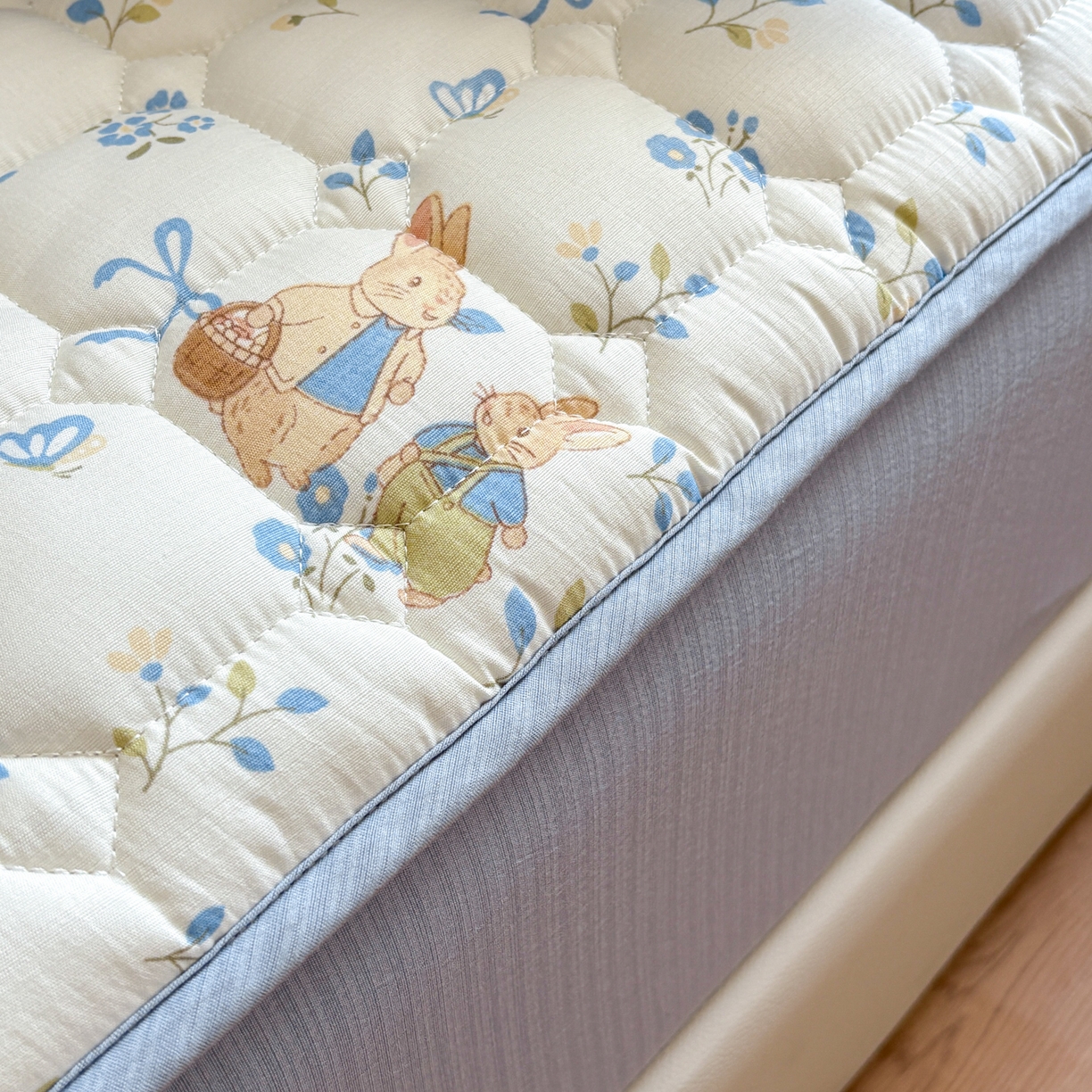 91家纺网 家纺一手货源 找家纺 居眠 2026新款印花皱皱纱夹棉床笠 春日来信