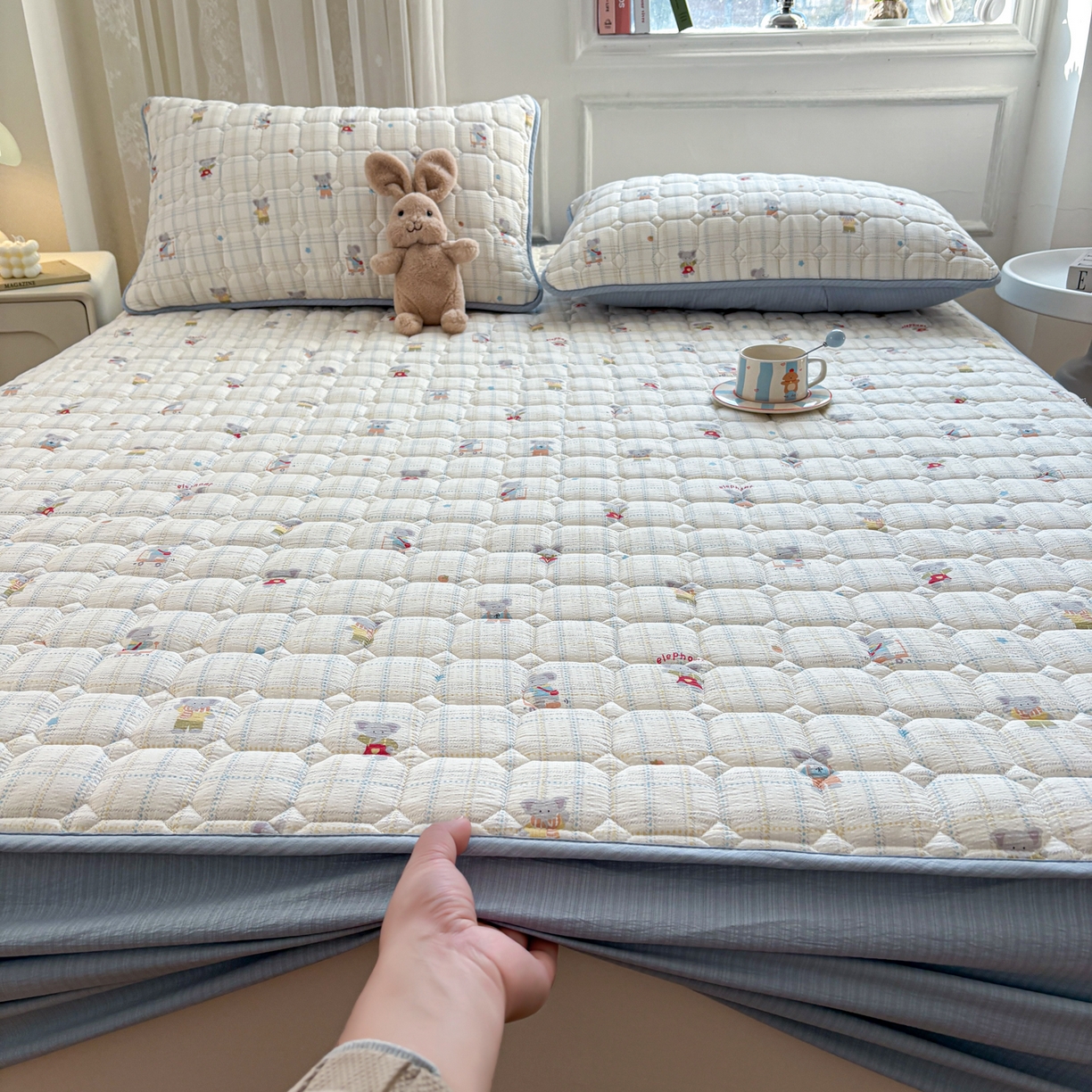 91家纺网 家纺一手货源 找家纺 居眠 2026新款印花皱皱纱夹棉床笠 开心小象