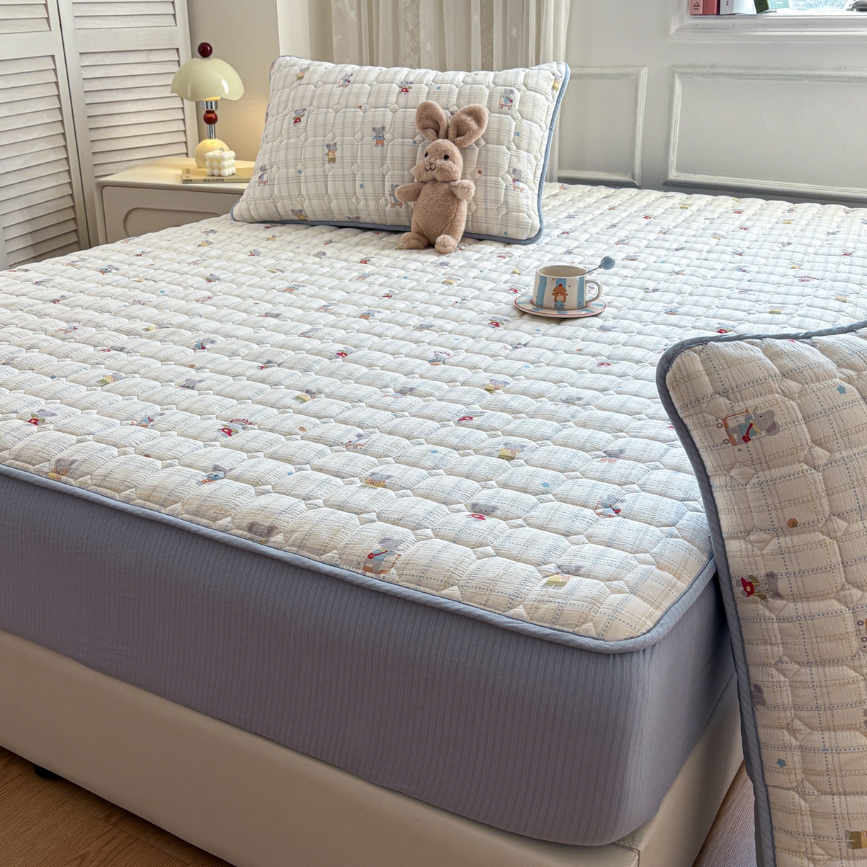 91家纺网 家纺一手货源 找家纺 居眠 2026新款印花皱皱纱夹棉床笠 开心小象