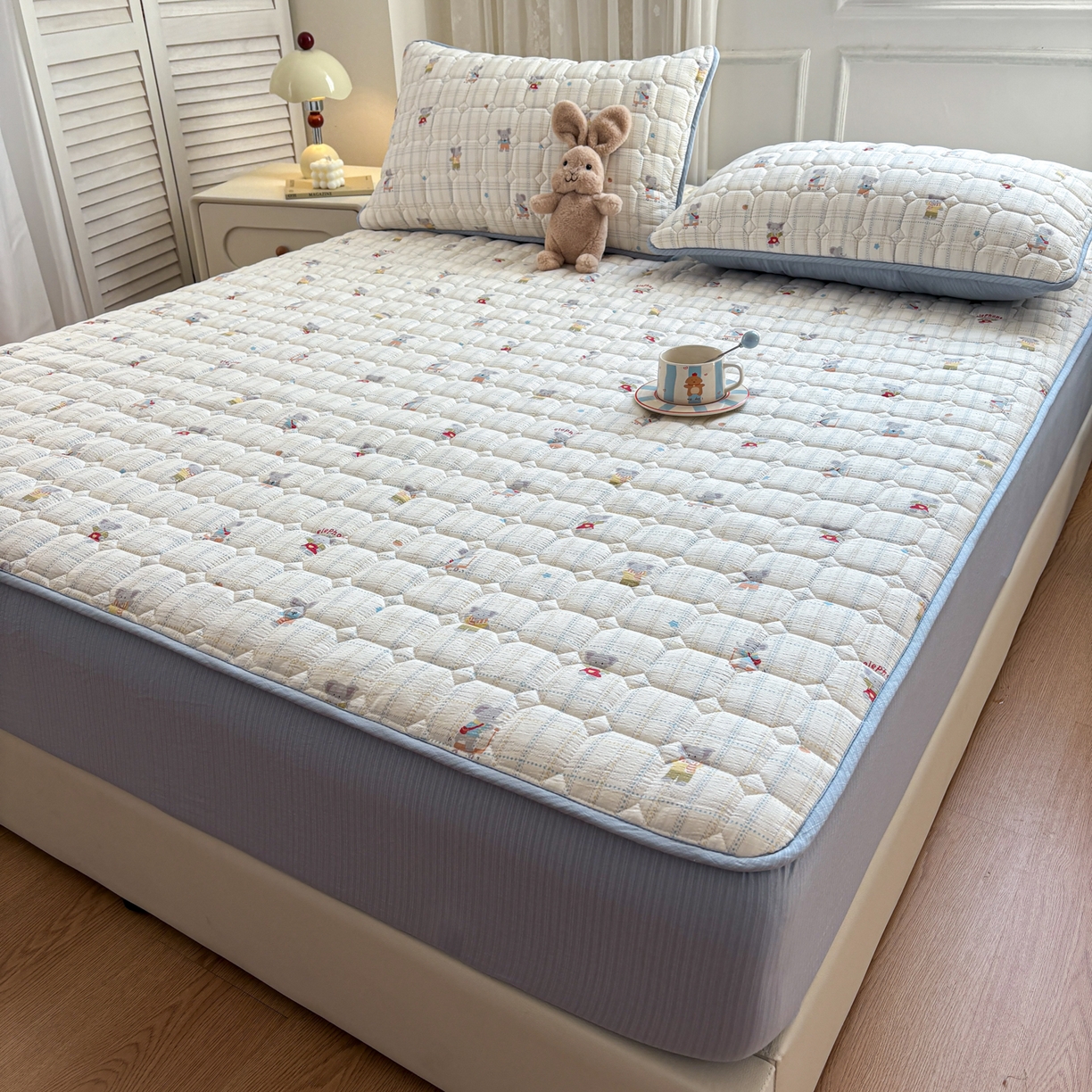 91家纺网 家纺一手货源 找家纺 居眠 2026新款印花皱皱纱夹棉床笠 开心小象