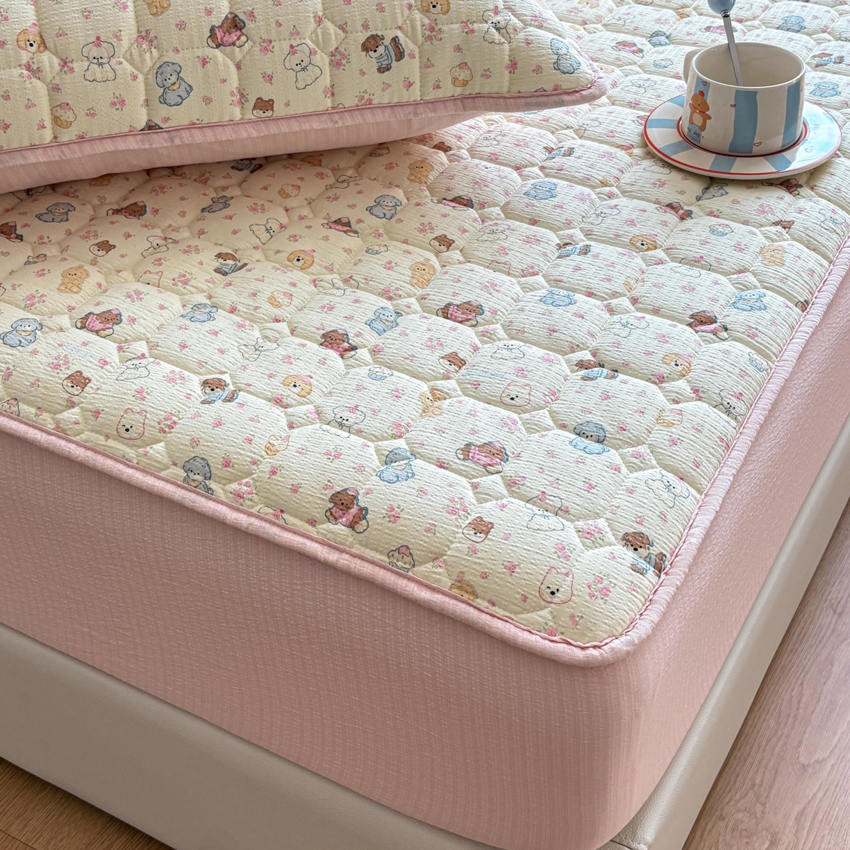 91家纺网 家纺一手货源 找家纺 居眠 2026新款印花皱皱纱夹棉床笠 泡芙小狗