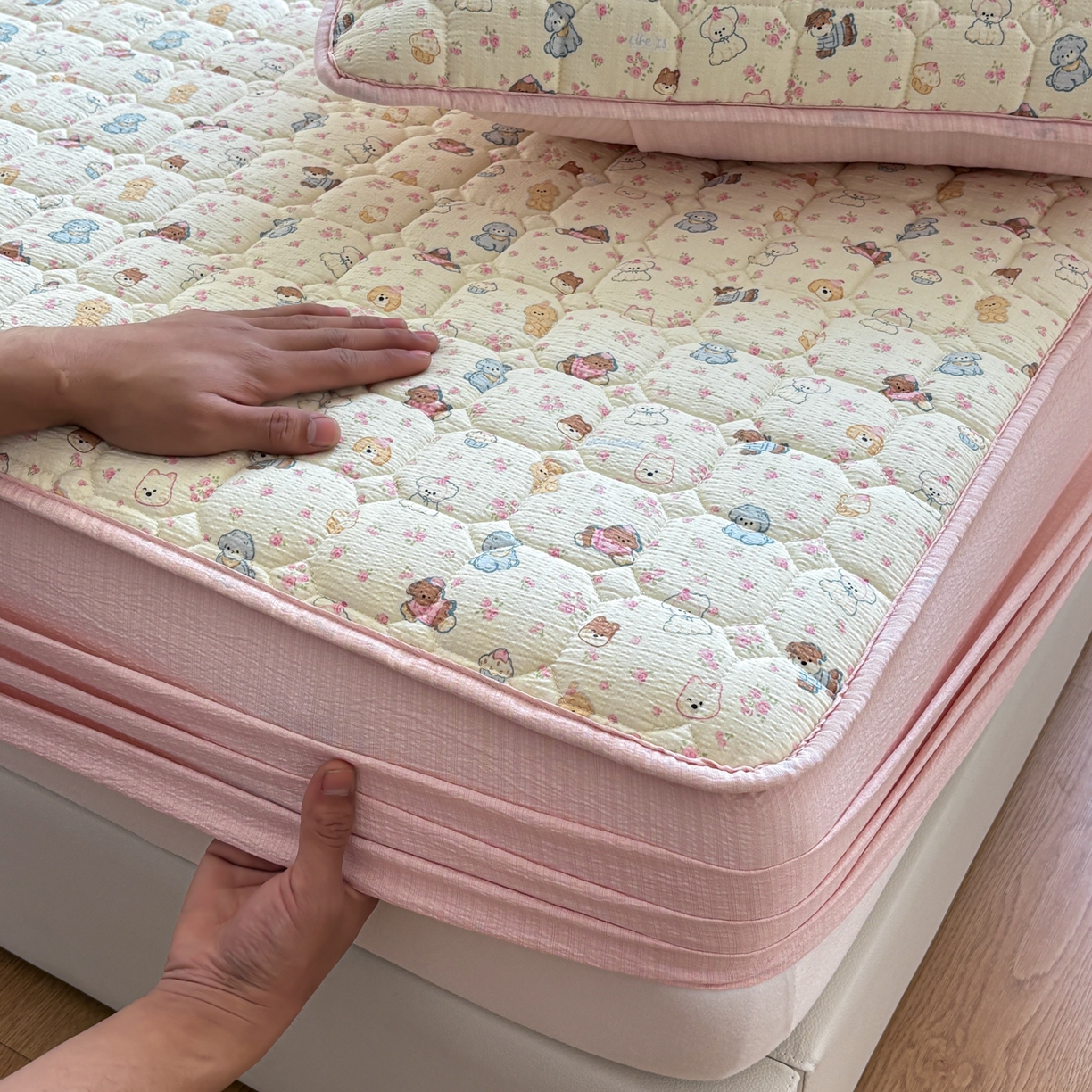 91家纺网 家纺一手货源 找家纺 居眠 2026新款印花皱皱纱夹棉床笠 泡芙小狗