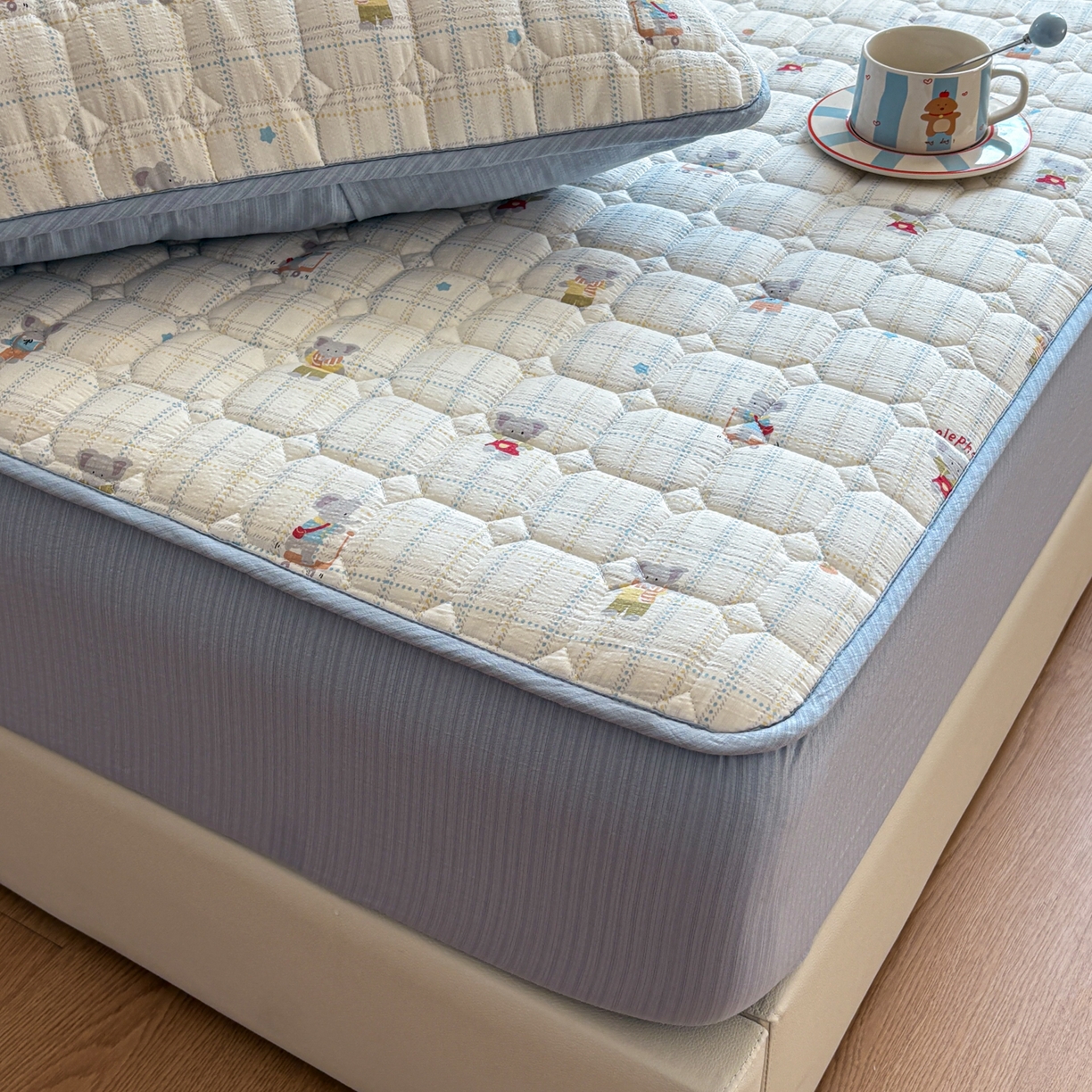 91家纺网 家纺一手货源 找家纺 居眠 2026新款印花皱皱纱夹棉床笠 开心小象