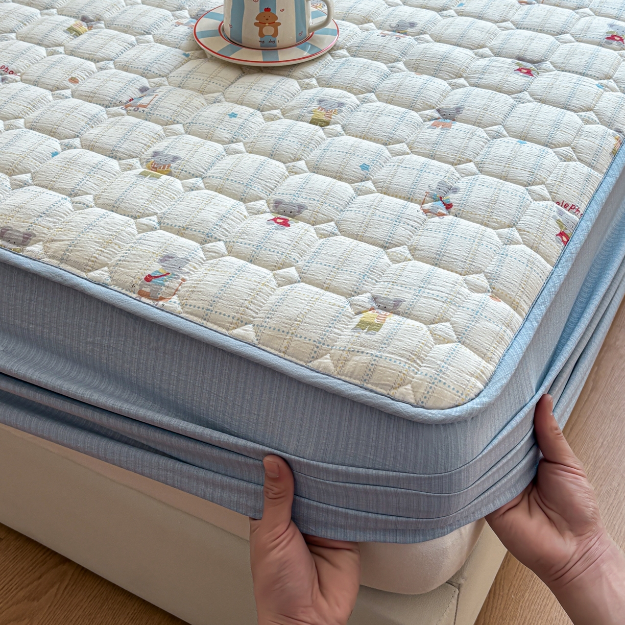 91家纺网 家纺一手货源 找家纺 居眠 2026新款印花皱皱纱夹棉床笠 开心小象