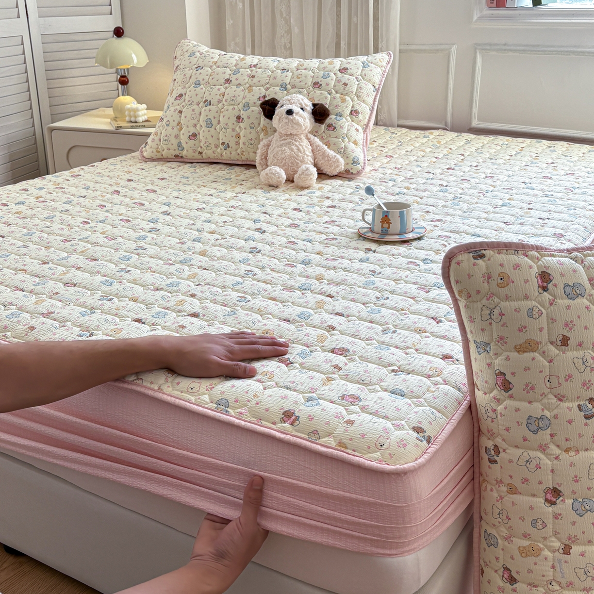 91家纺网 家纺一手货源 找家纺 居眠 2026新款印花皱皱纱夹棉床笠 泡芙小狗