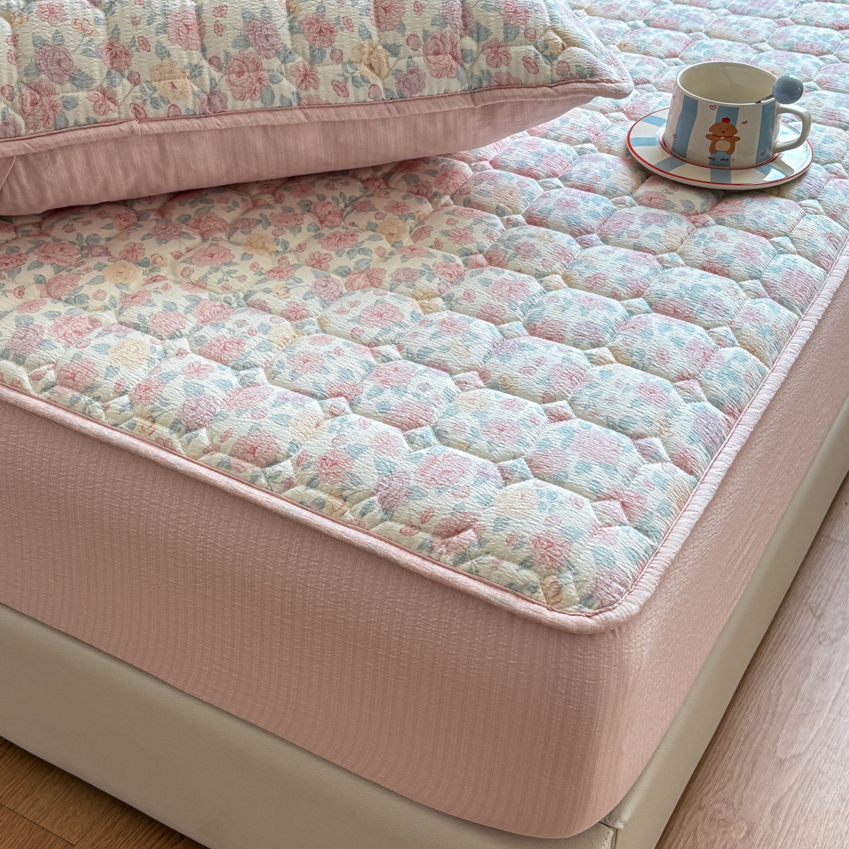 91家纺网 家纺一手货源 找家纺 居眠 2026新款印花皱皱纱夹棉床笠 蔷薇玫瑰