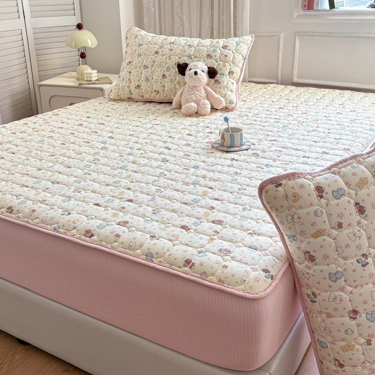 91家纺网 家纺一手货源 找家纺 居眠 2026新款印花皱皱纱夹棉床笠 泡芙小狗