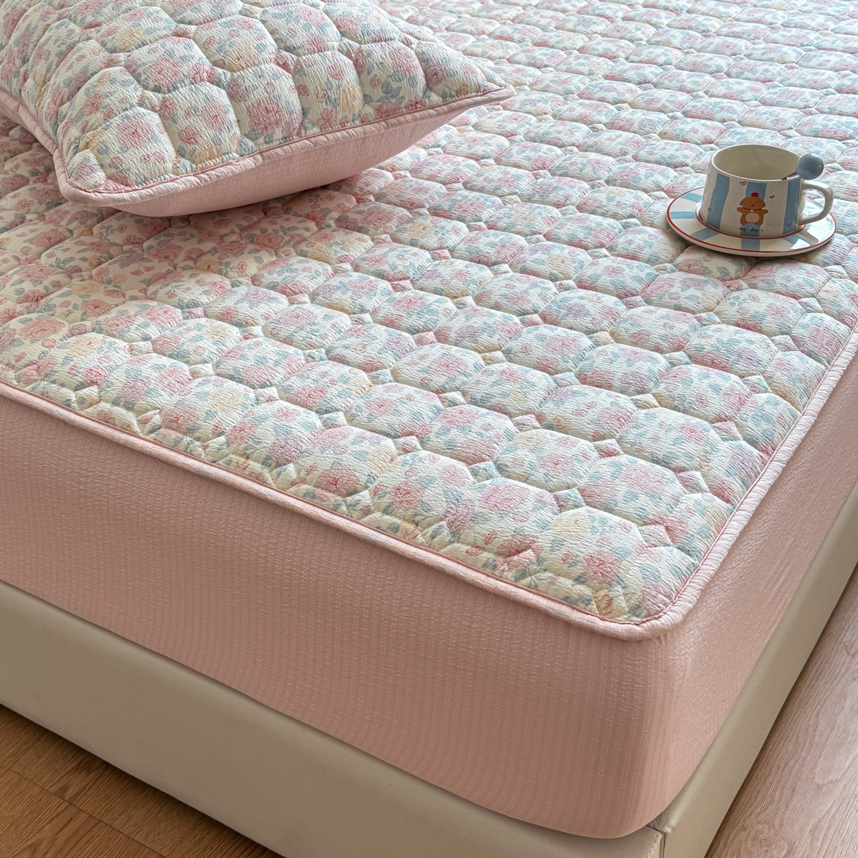 91家纺网 家纺一手货源 找家纺 居眠 2026新款印花皱皱纱夹棉床笠 蔷薇玫瑰